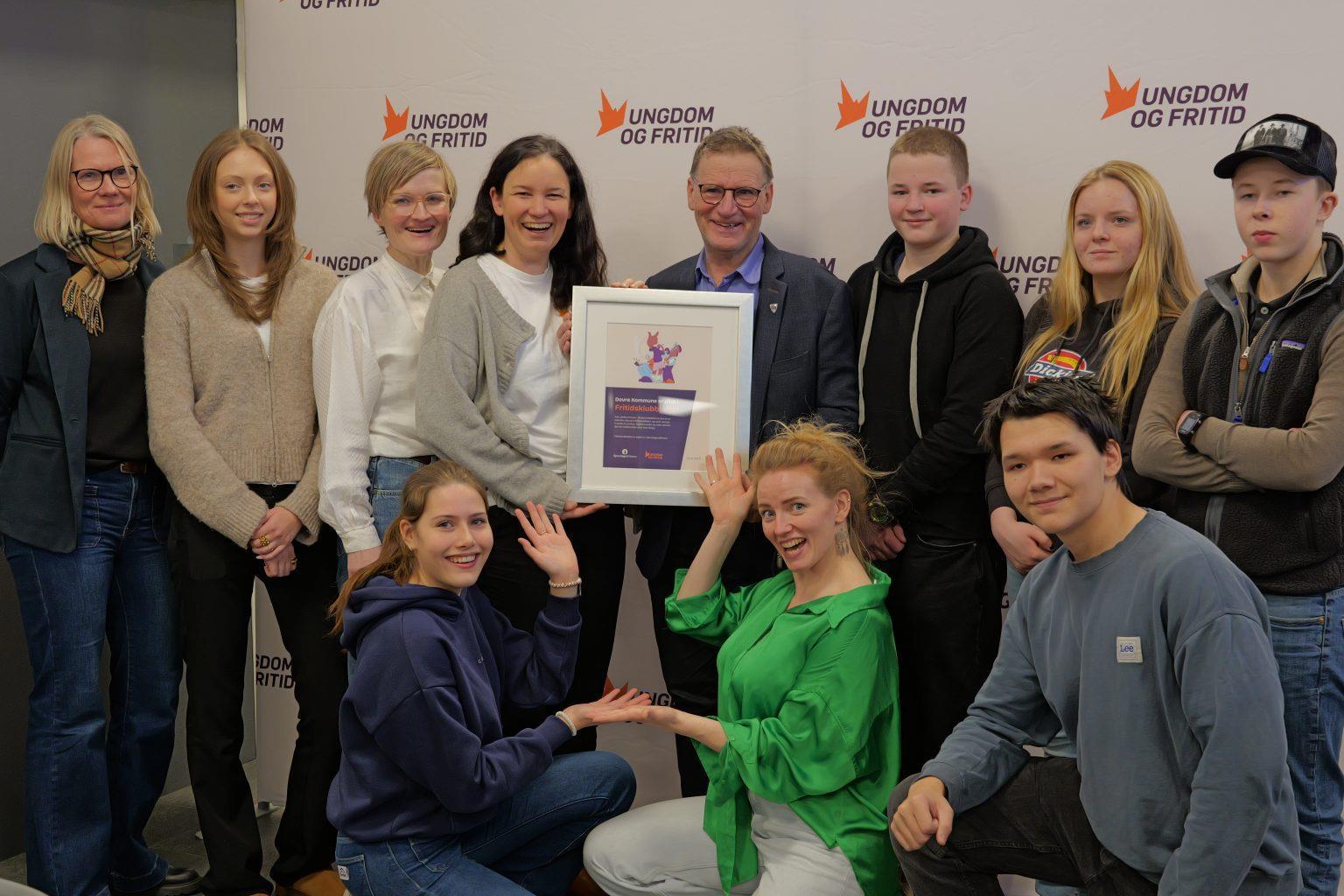 Glade menneske som tek i mot diplom fordi Dovre vart pilotkommune i Fritidsklubbløftet