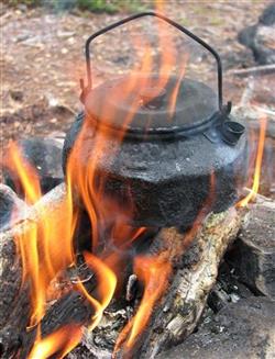 Kaffen kokes på svartkjel over bålet i Dørålen - Klikk for stort bilde