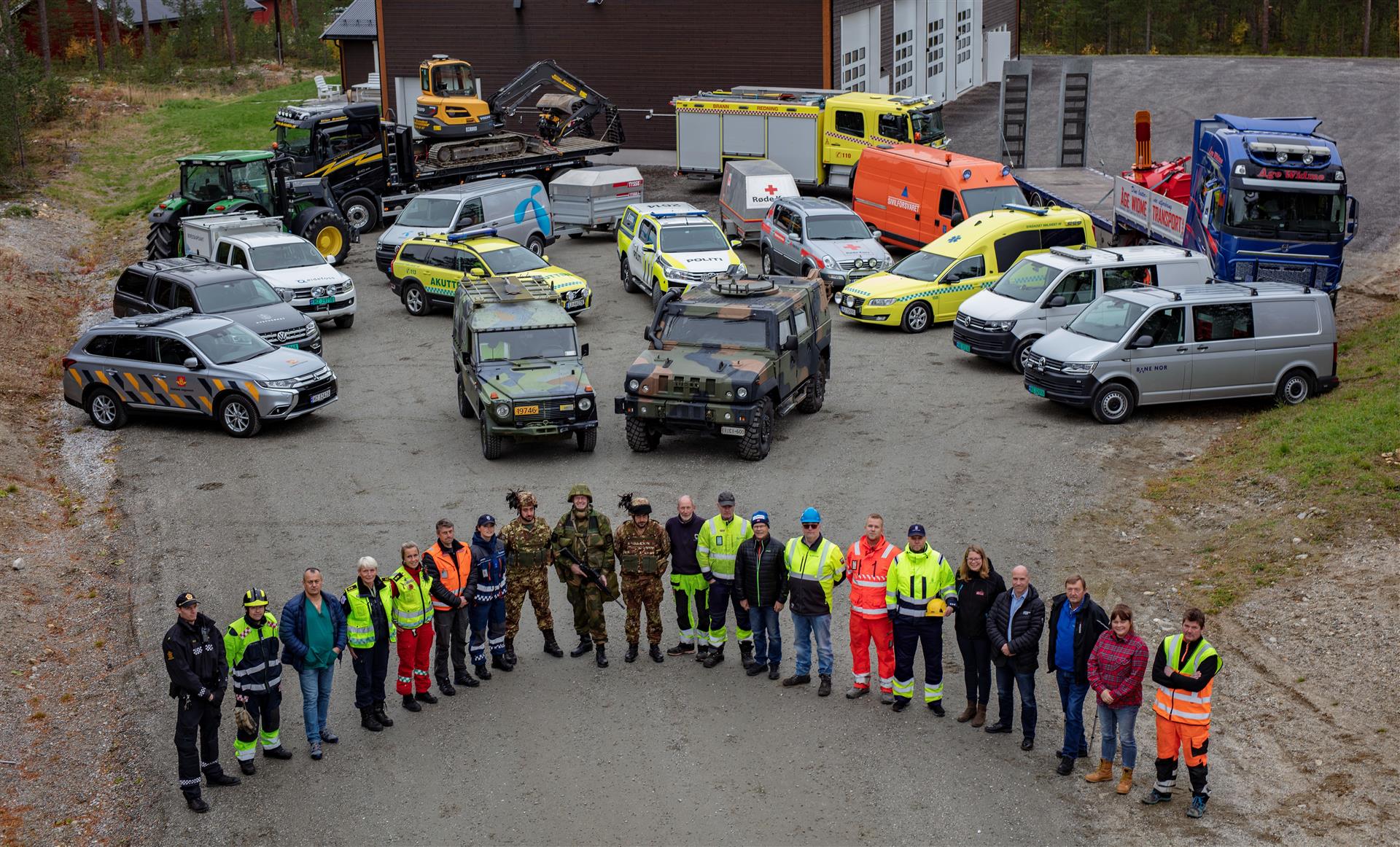 Aktørar frå totalforsvaret står framfor beredskapssenteret på Dombås