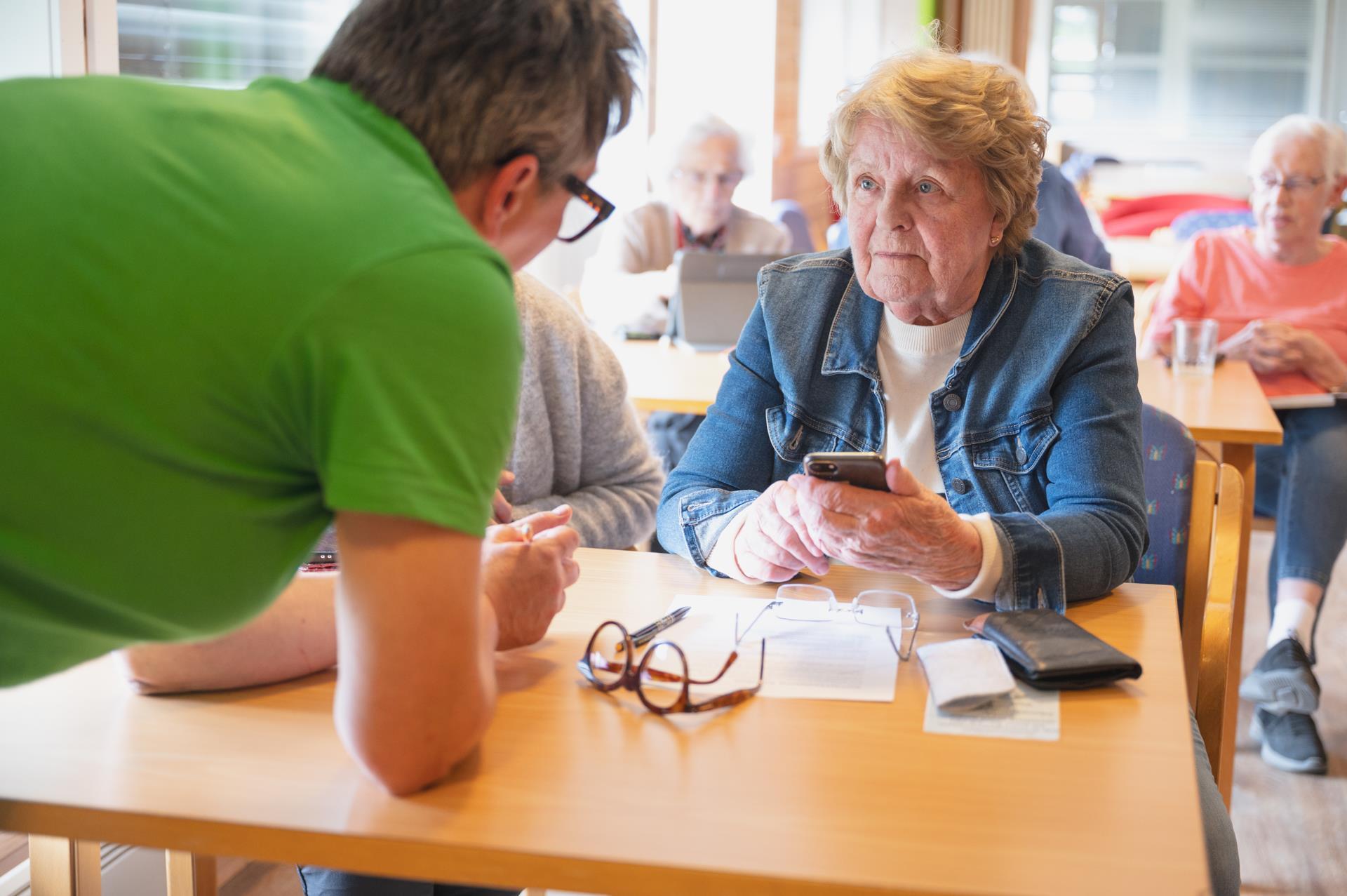 To personer på seniorsurf