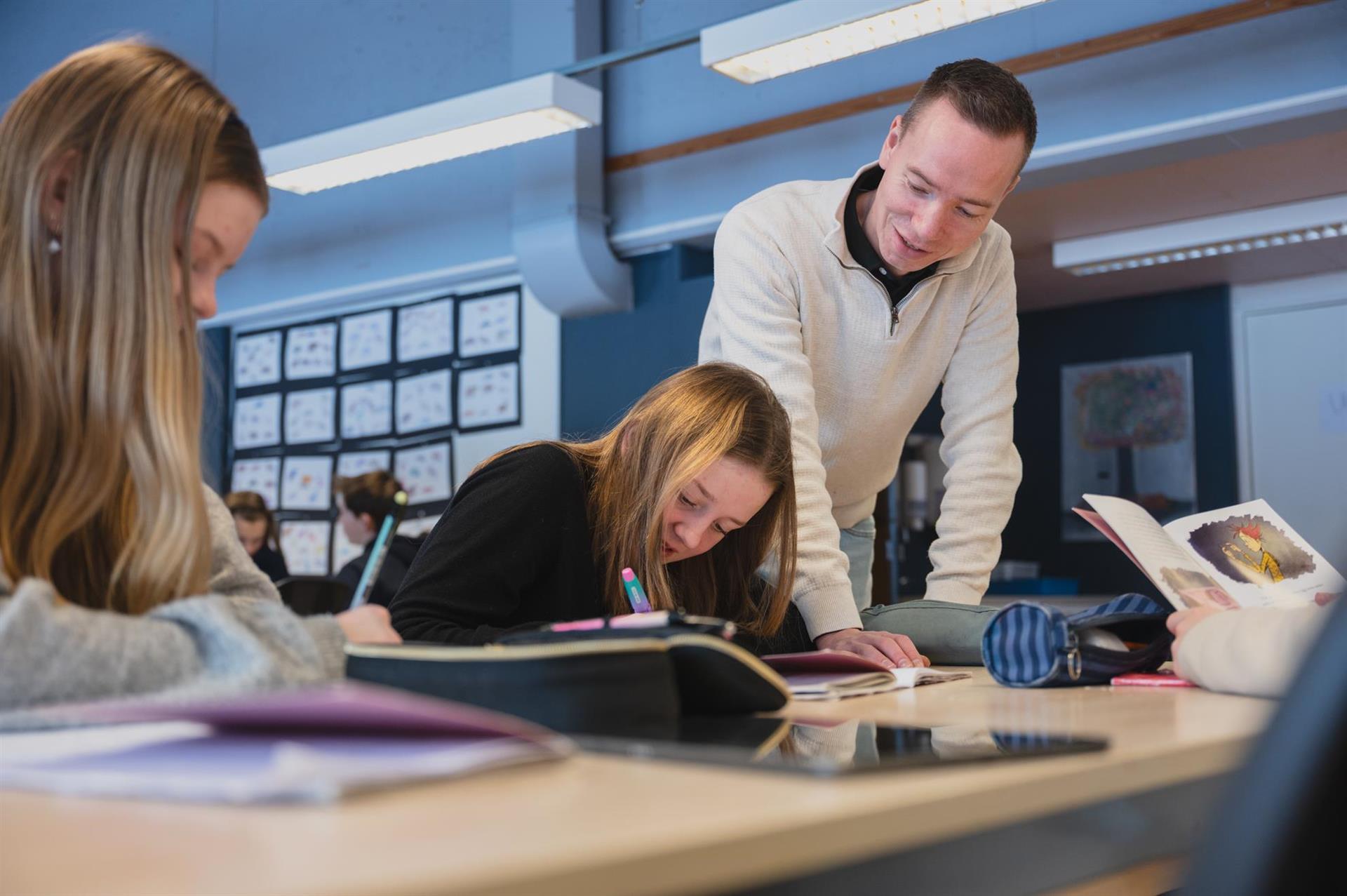 Elevar og lærar i klasserommet